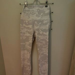 Lululemon incognito camo jacquard alpine white starlight wunder under 28” size 4